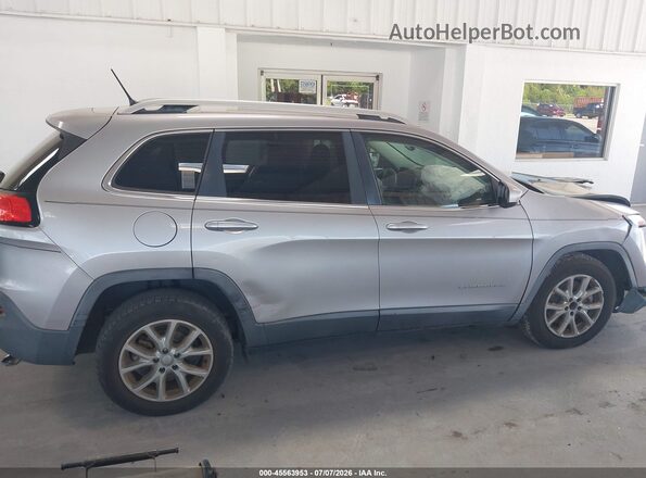 1C4PJLCB5JD531179 2018 JEEP CHEROKEE Silver Widok wnętrza z tyłu