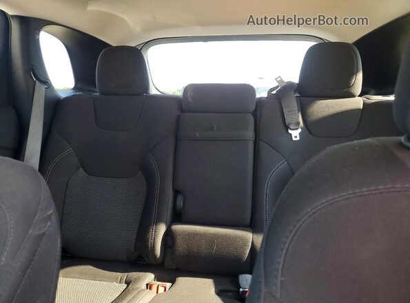 1C4PJLCB5KD327502 2019 JEEP CHEROKEE Maroon Rear seats view