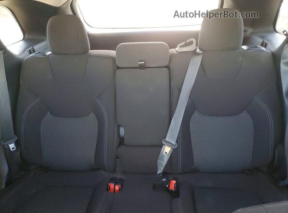 1C4PJLCB5KD474483 2019 JEEP CHEROKEE Silver Rear seats view