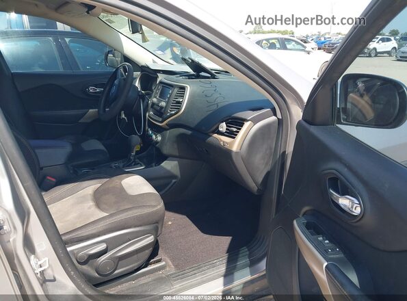 1C4PJLCB6JD558729 2018 JEEP CHEROKEE Серебряный Вид салона спереди