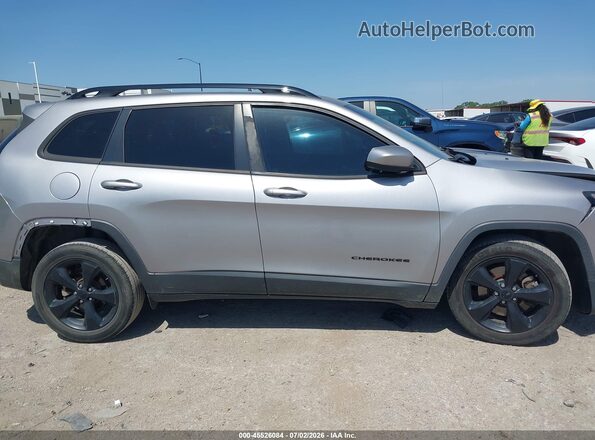 1C4PJLCB6JD558729 2018 JEEP CHEROKEE Серебряный Вид задней части салона