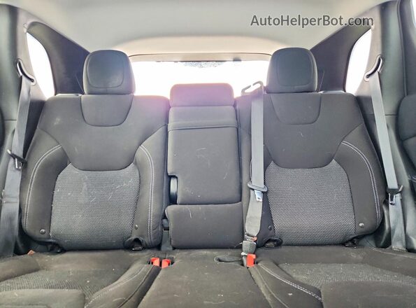 1C4PJLCB6KD262322 2019 JEEP CHEROKEE White Widok tylnych siedzeń