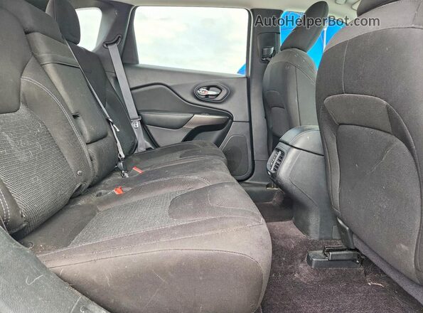 1C4PJLCB6KD262322 2019 JEEP CHEROKEE White Widok wnętrza z tyłu