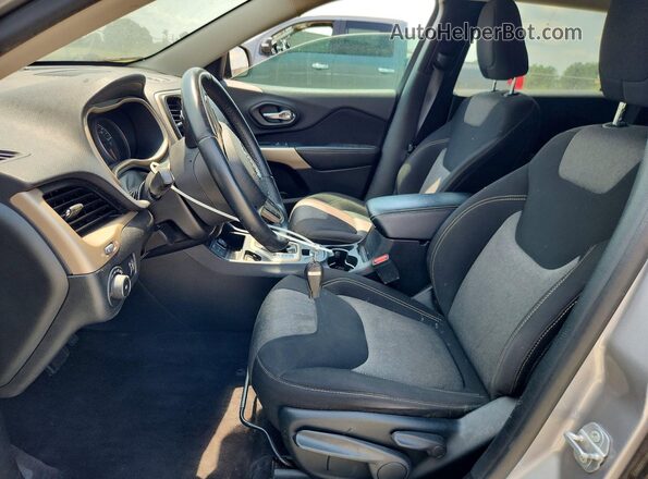 1C4PJLCB7JD543124 2018 JEEP CHEROKEE Silver Front interior view