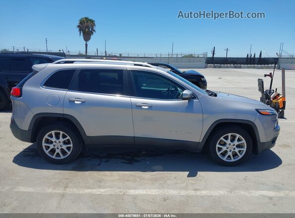 1C4PJLCB8HD219335 2017 JEEP CHEROKEE Silver Вид задньої частини салону