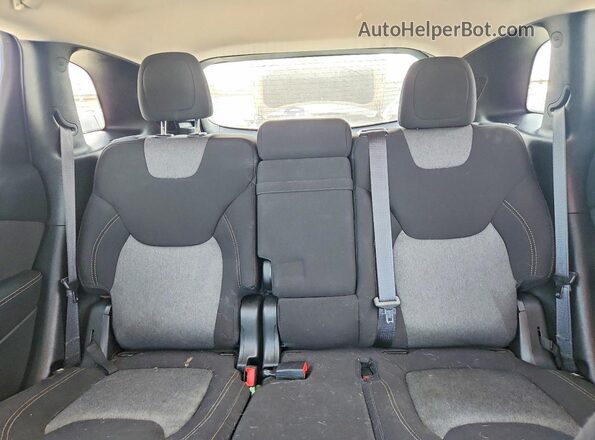 1C4PJLCB8JD615951 2018 JEEP CHEROKEE White Widok tylnych siedzeń