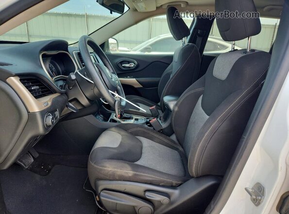 1C4PJLCB8JD615951 2018 JEEP CHEROKEE White Widok wnętrza z przodu