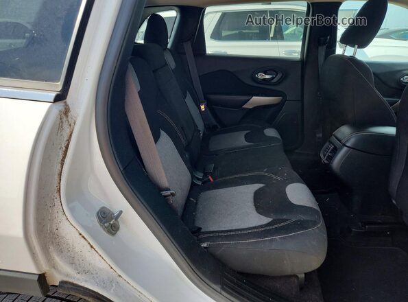 1C4PJLCB8JD615951 2018 JEEP CHEROKEE White Widok wnętrza z tyłu