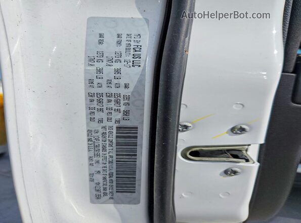 1C4PJLCB8JD615951 2018 JEEP CHEROKEE White Widok wnętrza 360 stopni