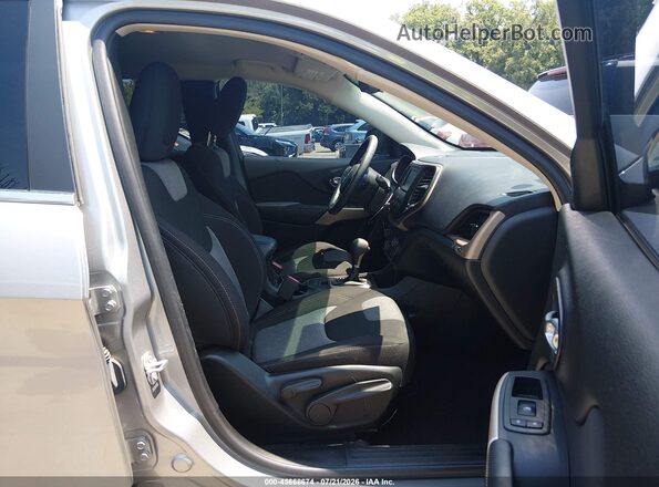1C4PJLCB9JD531153 2018 JEEP CHEROKEE Silver Front interior view