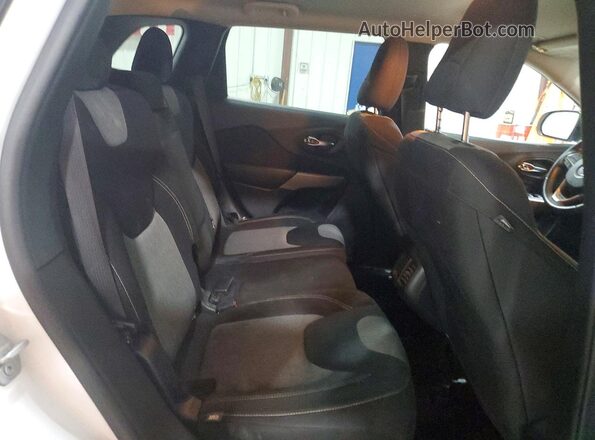 1C4PJLCBXJD504088 2018 JEEP CHEROKEE White Вид задньої частини салону