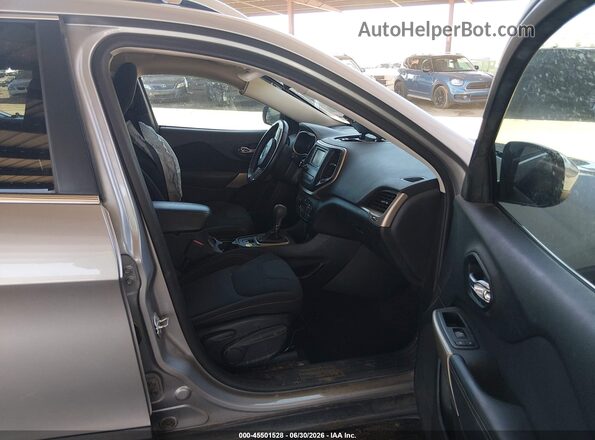 1C4PJLCS6HD235842 2017 JEEP CHEROKEE Silver Front interior view