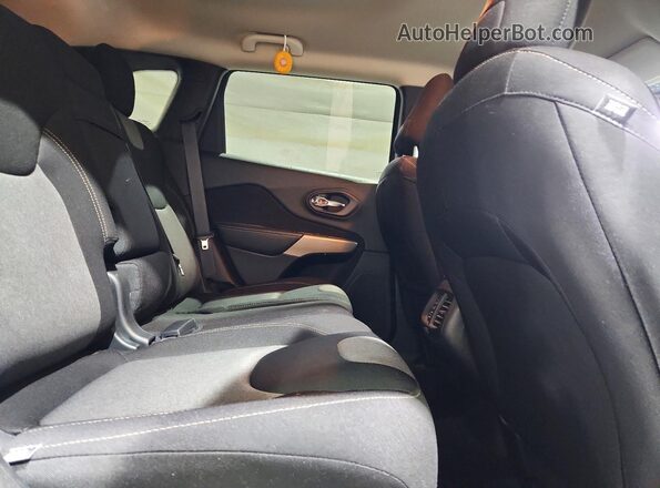 1C4PJLCX2JD524556 2018 JEEP CHEROKEE White Vista interior trasera