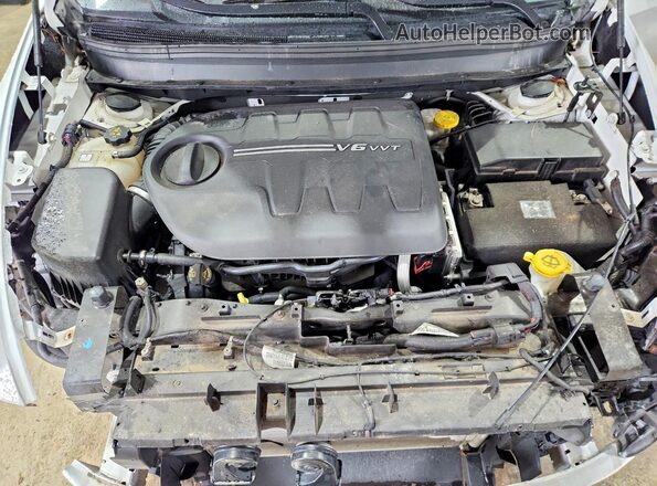 1C4PJLCX2JD524556 2018 JEEP CHEROKEE White Vista del compartimento del motor