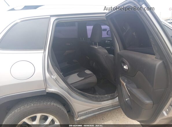 1C4PJLCX8JD590013 2018 JEEP CHEROKEE Gray VIN კოდის სტიკერის ხედი