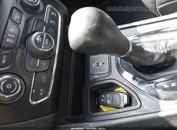 1C4PJLDB1LD525459 2020 JEEP CHEROKEE Red Widok deski rozdzielczej
