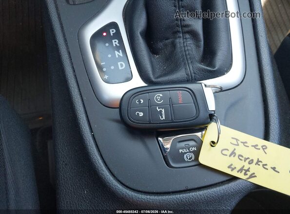 1C4PJLJS5HW510432 2017 JEEP CHEROKEE White Вид панелі приладів