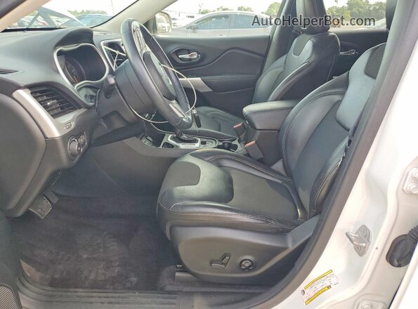1C4PJLLB4JD520156 2018 JEEP CHEROKEE White Вид салону спереду