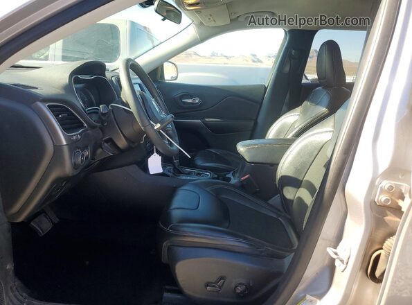 1C4PJLLB5KD262604 2019 JEEP CHEROKEE Серебряный Вид салона спереди