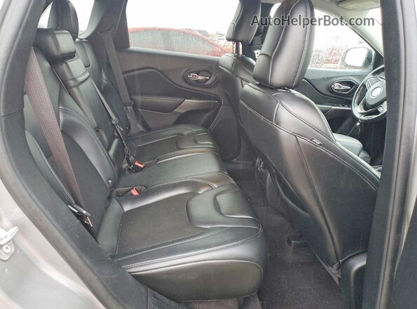 1C4PJLLB8KD151304 2019 JEEP CHEROKEE Silver Widok tylnych siedzeń