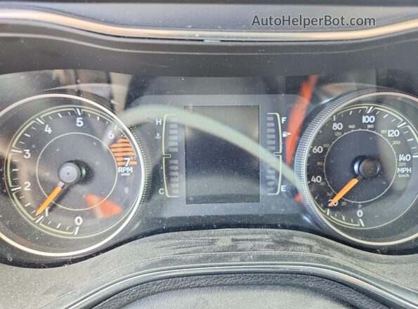 1C4PJLLB8KD392926 2019 JEEP CHEROKEE Silver Սարքավորումների վահանակի տեսք