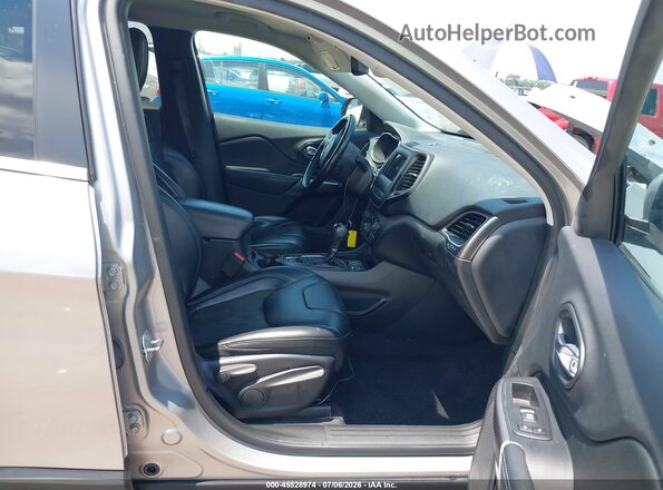 1C4PJLLN4KD222704 2019 JEEP CHEROKEE Серебряный Вид салона спереди