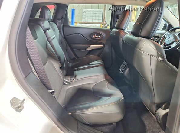 1C4PJLLX0JD531764 2018 JEEP CHEROKEE Белый Вид задней части салона
