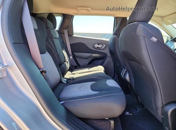 1C4PJMAB3GW375441 2016 JEEP CHEROKEE Silver Vista interior trasera