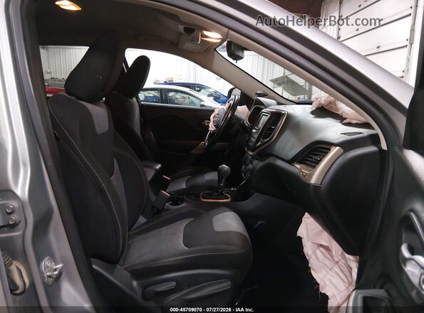 1C4PJMAS0HW664794 2017 JEEP CHEROKEE Серебряный Вид салона спереди