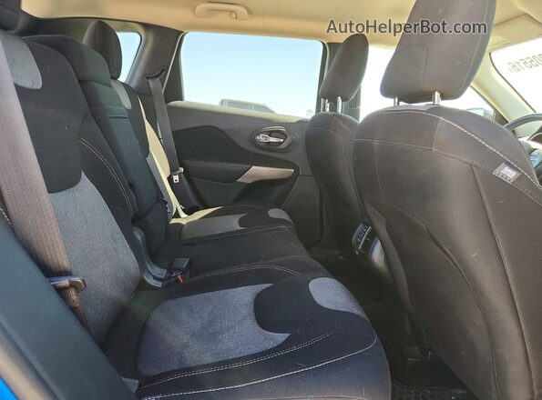 1C4PJMAS2HW600594 2017 JEEP CHEROKEE Blue Вид задньої частини салону