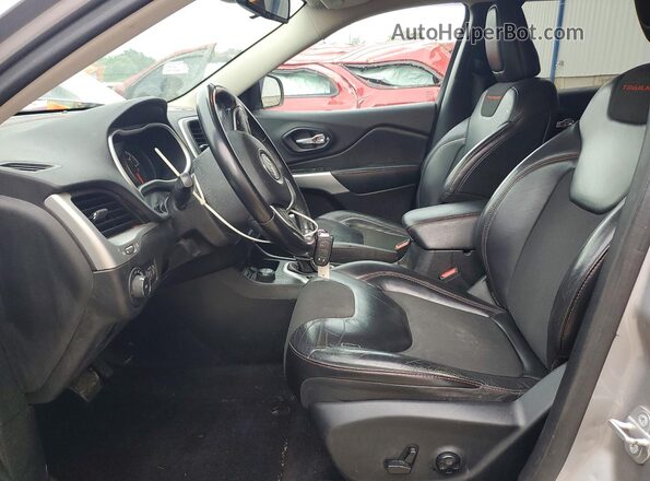 1C4PJMBB4JD559448 2018 JEEP CHEROKEE Silver Front interior view