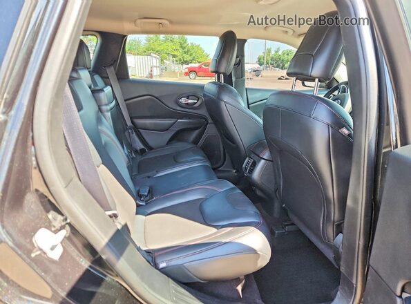 1C4PJMBB8GW266987 2016 JEEP CHEROKEE Черный Вид задней части салона