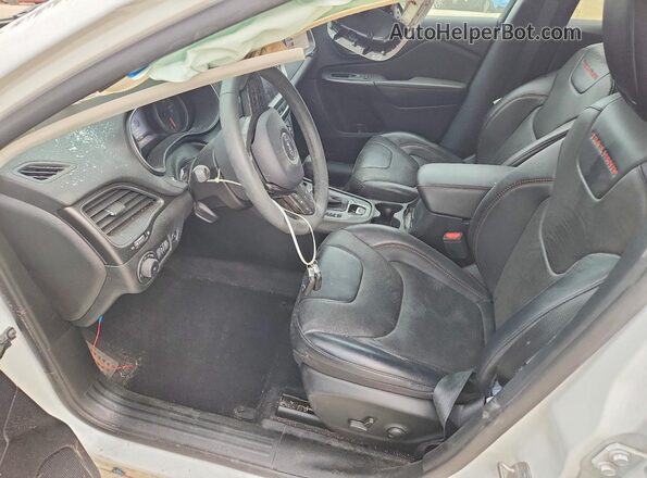 1C4PJMBN9PD111922 2023 JEEP CHEROKEE White Front interior view