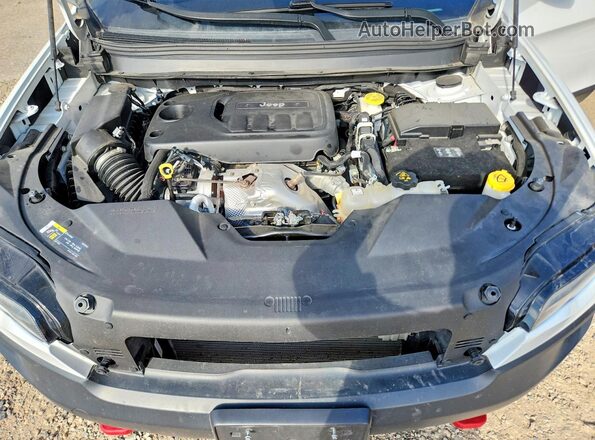 1C4PJMBNXKD182748 2019 JEEP CHEROKEE White Շարժիչի բաժամունքի տեսք