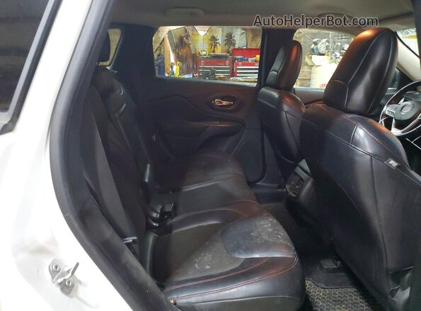 1C4PJMBS0HW558084 2017 JEEP CHEROKEE White Вид задньої частини салону