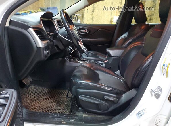 1C4PJMBS0HW558084 2017 JEEP CHEROKEE White Вид салону спереду