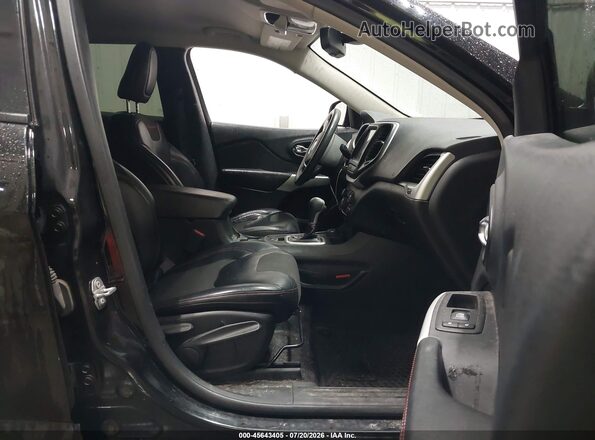1C4PJMBS4HW622448 2017 JEEP CHEROKEE Black Вид салону спереду