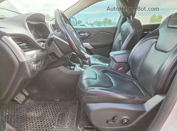 1C4PJMBS9HW638385 2017 JEEP CHEROKEE White Вид салону спереду