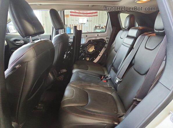 1C4PJMBSXGW183786 2016 JEEP CHEROKEE White Vista interior trasera