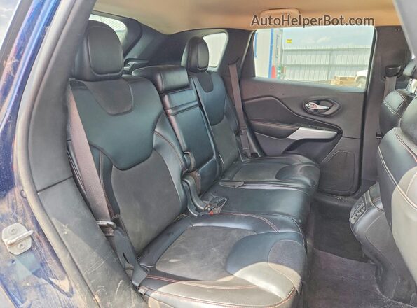 1C4PJMBX0JD531061 2018 JEEP CHEROKEE Blue Вид задньої частини салону