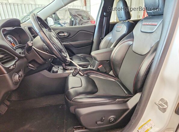 1C4PJMBX1LD563472 2020 JEEP CHEROKEE White Вид салону спереду