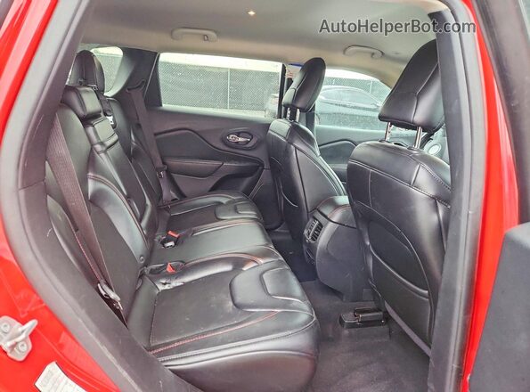 1C4PJMBX2KD298365 2019 JEEP CHEROKEE Red Widok tylnych siedzeń