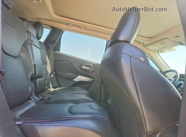 1C4PJMBX3JD571201 2018 JEEP CHEROKEE Black Widok wnętrza z tyłu