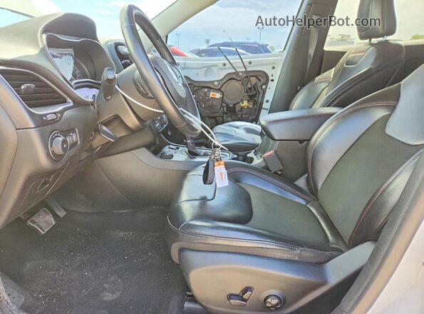 1C4PJMBX4KD361532 2019 JEEP CHEROKEE White Вид салону спереду