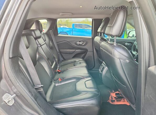 1C4PJMBX7KD395478 2019 JEEP CHEROKEE Gray Rear interior view