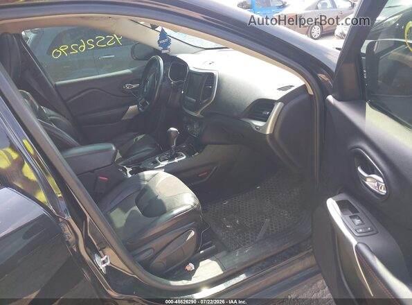 1C4PJMBXXJD582597 2018 JEEP CHEROKEE Black Front interior view