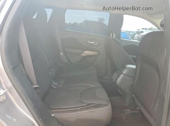 1C4PJMCB1HW583509 2017 JEEP CHEROKEE Silver Вид задньої частини салону