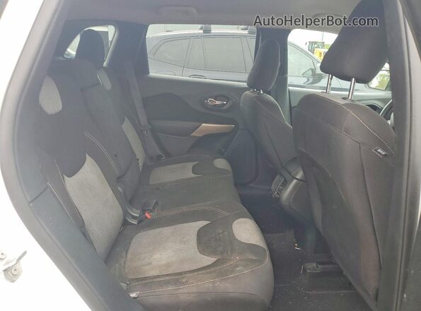 1C4PJMCB4JD578676 2018 JEEP CHEROKEE White Widok tylnych siedzeń