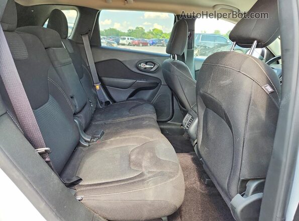 1C4PJMCB5HW556457 2017 JEEP CHEROKEE White Widok wnętrza z tyłu