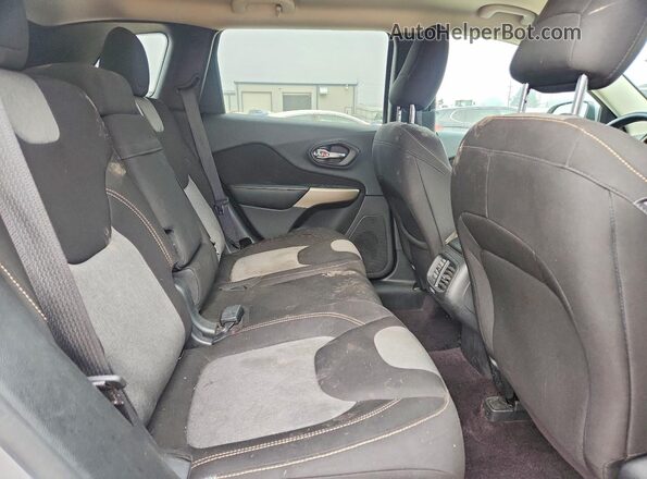 1C4PJMCB6JD515322 2018 JEEP CHEROKEE Gray Widok wnętrza z tyłu